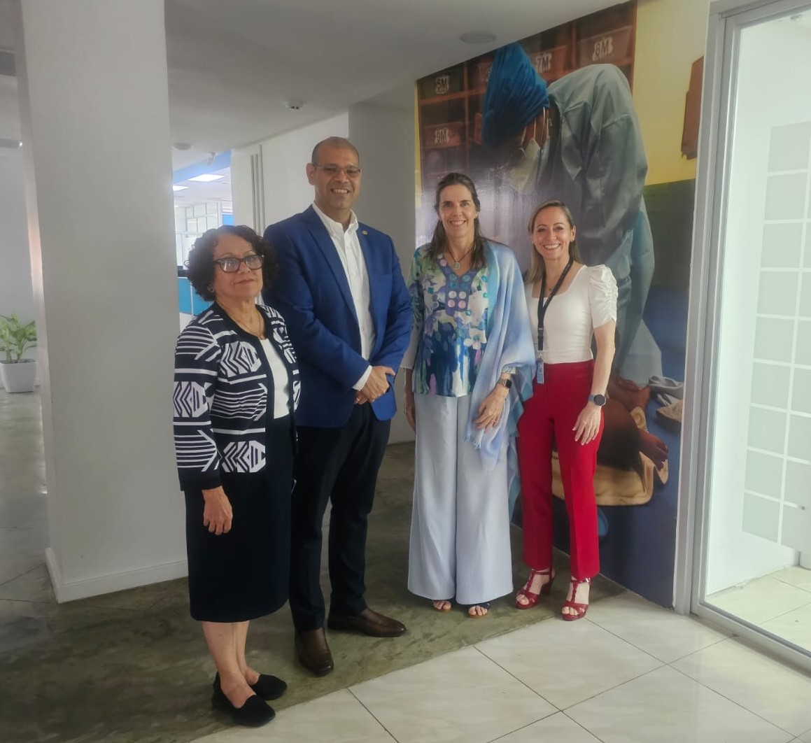 DIRECTOR VISITA UNICEF
