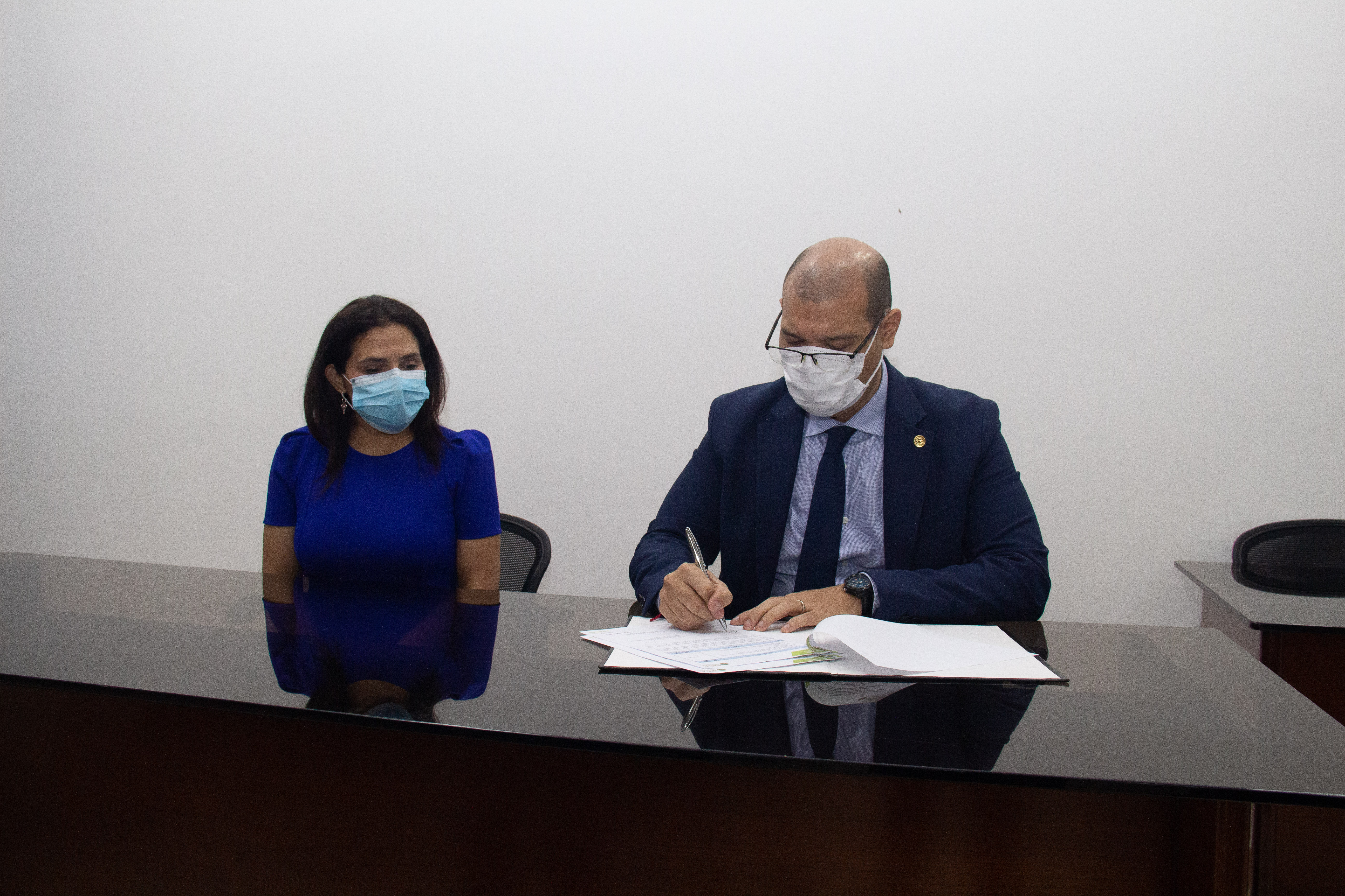 ENTREGA DOS UNIDADES MOVILES AL MINISTERIO DE SALUD DE GUATEMALA 37 5