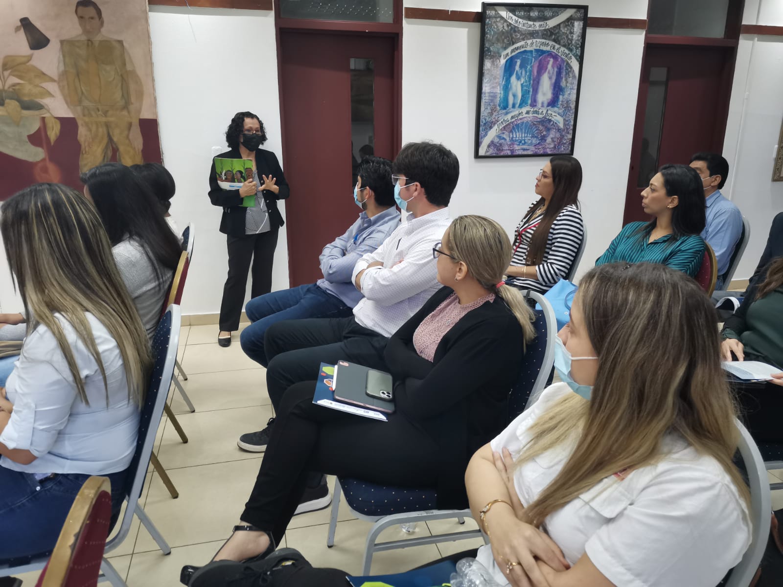 PANAM INDUSTRIALES Ana Atencio modera la reunin con las empresas proecesadoras de alimentos